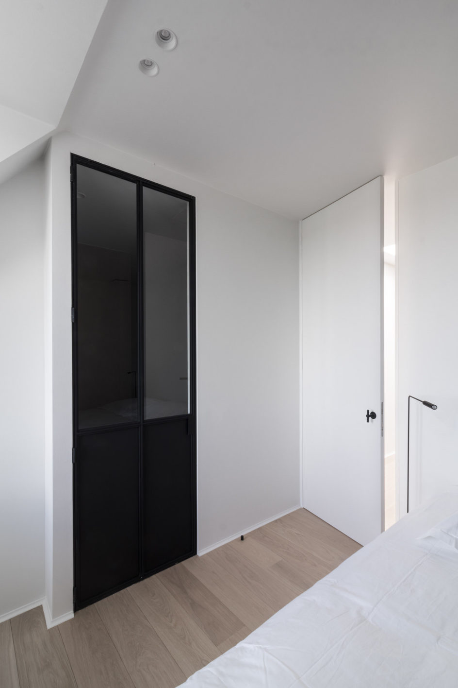 Stalen deur met vast onderpaneel en 2 verdelingen ontwerp Marie Lecluyse